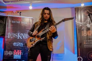 Luis Kalil guitarrista tocando em apresetação Guitar Tour